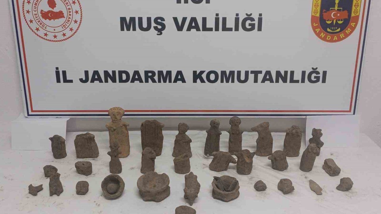 Muş’ta tarihi eser kaçakçılığına suçüstü: 42 tarihi obje ele geçirildi