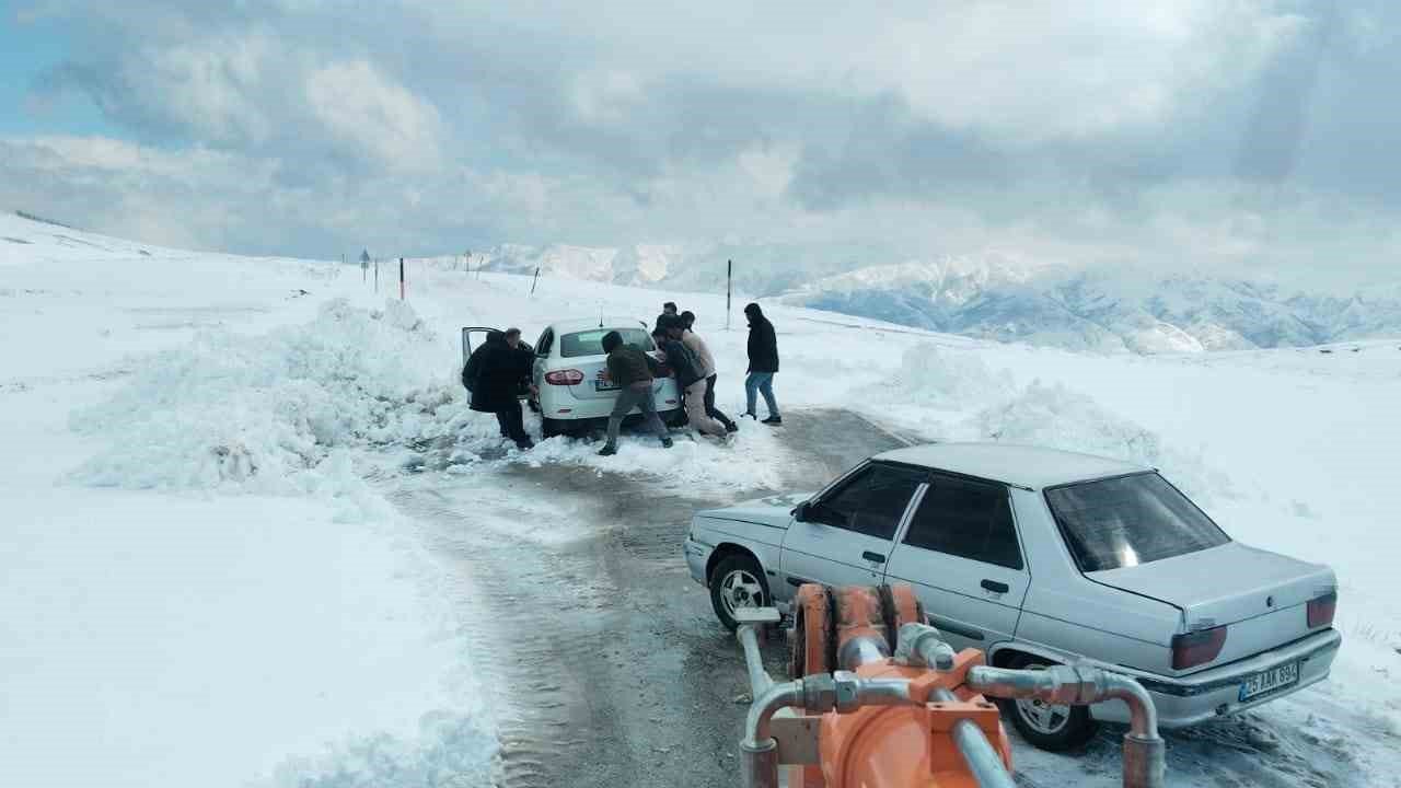Muş’ta tipi nedeniyle yolda mahsur kalan 60 kişi kurtarıldı