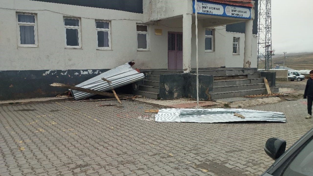 Özalp’te fırtına hasara neden oldu