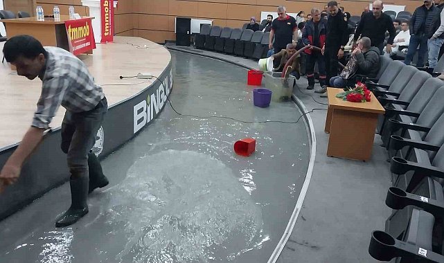 Panelin yapılacağı salonu su bastı, Prof. Dr. Görür salondan ayrıldı