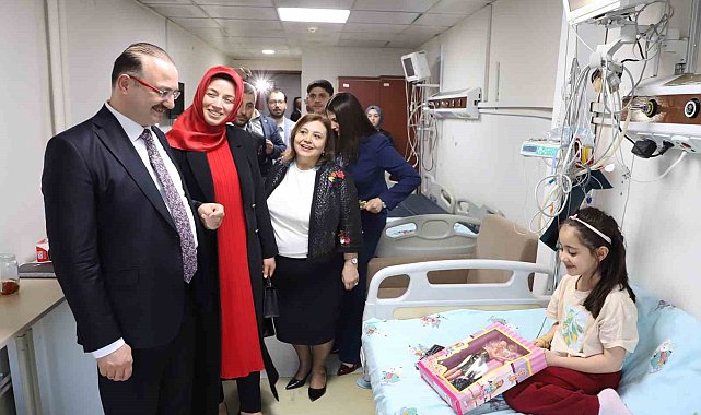 Rektör Ahmet Hacımüftüoğlu ile eşinden anlamlı bayram ziyareti
