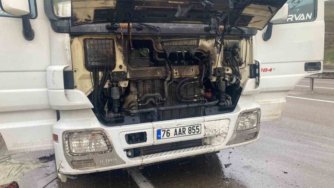 Seyir halindeki tırda yangın çıktı