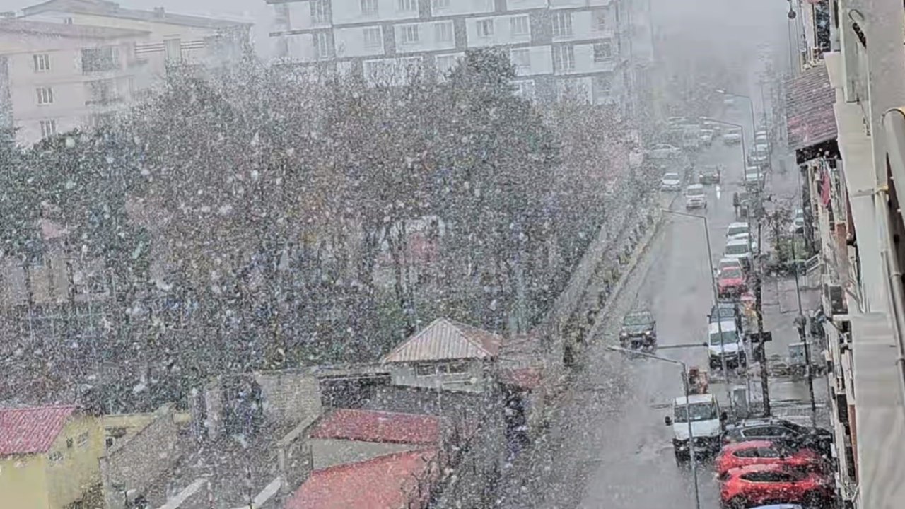 Tatvan’da kar yağışı etkili oluyor