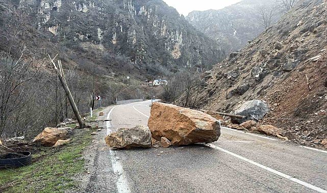 Tunceli-Erzincan karayoluna dev kaya parçaları düştü