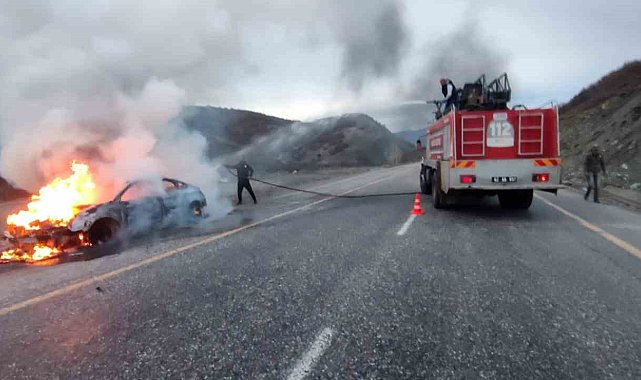 Tunceli'de seyir halindeki araç alev aldı
