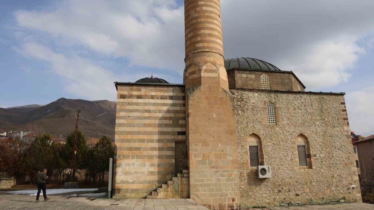 Türkiye’nin ilk taşınan tarihi camisi Sungur Bey, cemaatini ağırlamaya devam ediyor
