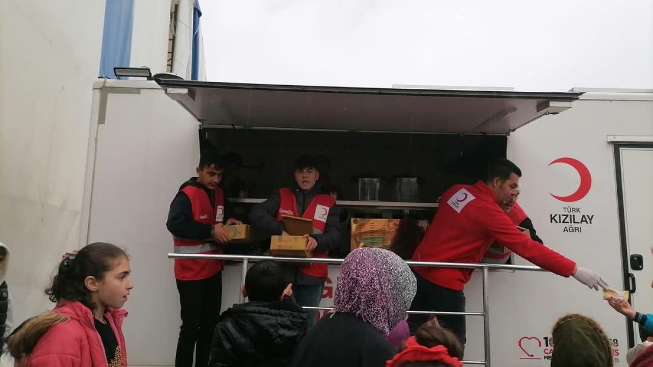 Kızılay'dan çocuklara ikramlık