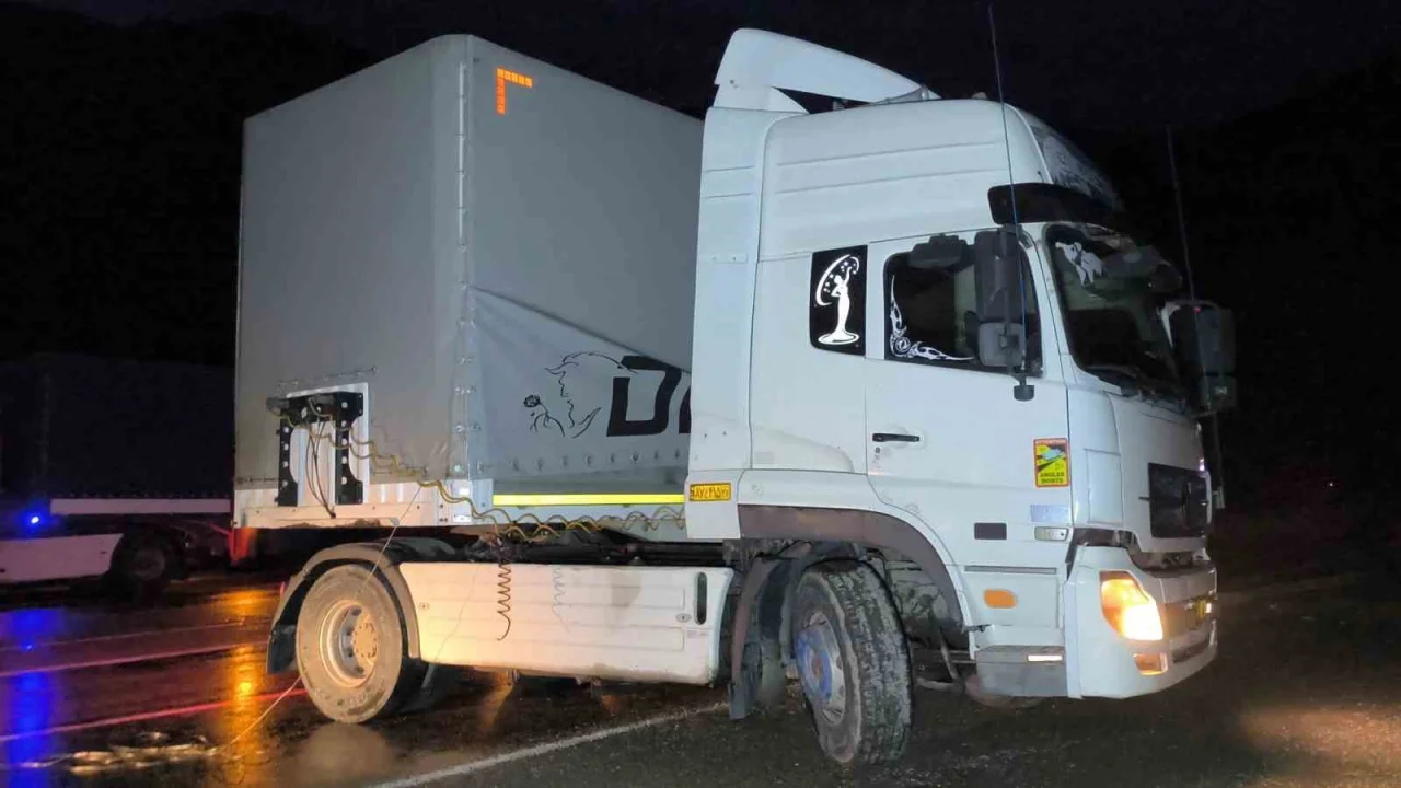 Tır sürücüsü direksiyon hakimiyetini kaybederek karşı şeride geçti