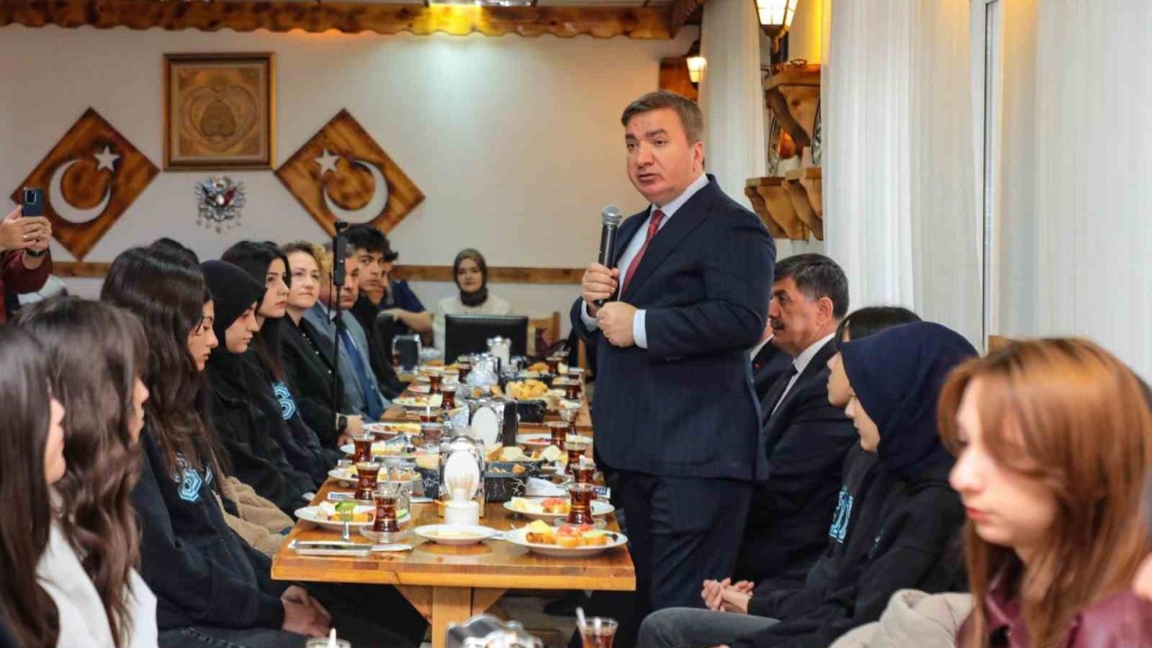Vali Aydoğdu PISA sınavı öncesi öğrencilerle bir araya geldi