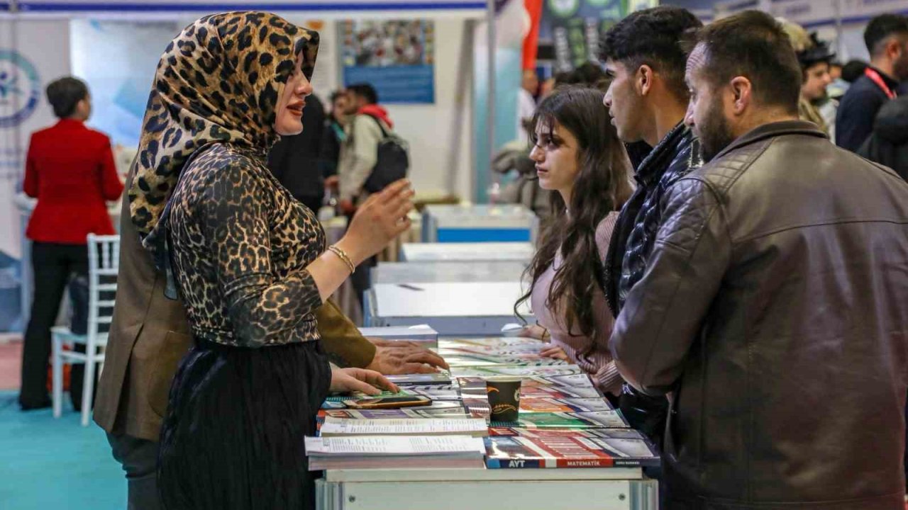 Van Büyükşehir Belediyesi, Doğu Anadolu Kariyer Fuarı’nda stant açtı
