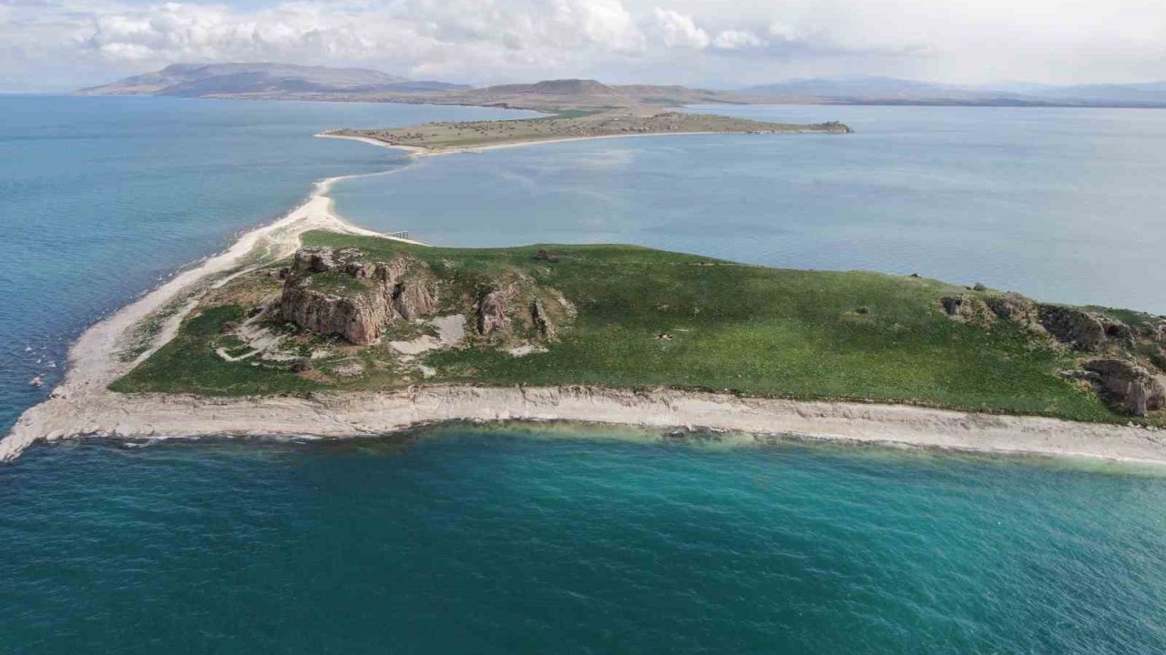 Van Gölü’nün el değmemiş güzelliği Çarpanak Adası
