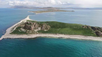 Van Gölü’nün el değmemiş güzelliği Çarpanak Adası