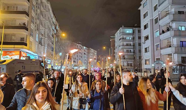 Van'ın kurtuluş yıl dönümünde fener alayı düzenlendi