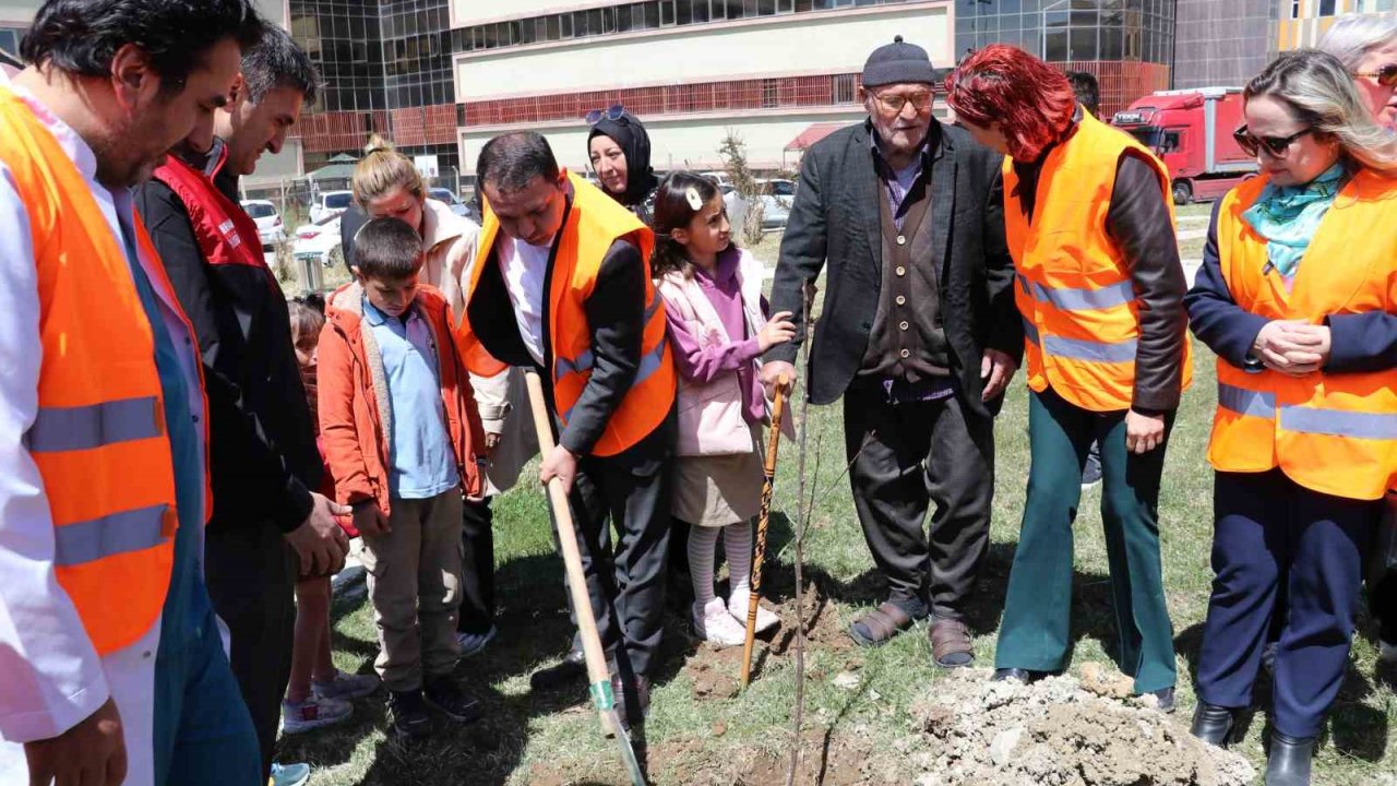 Van’da Alzheimer hastaları, nöroloji ve psikiyatri hastaları için meyve bahçesi oluşturdu