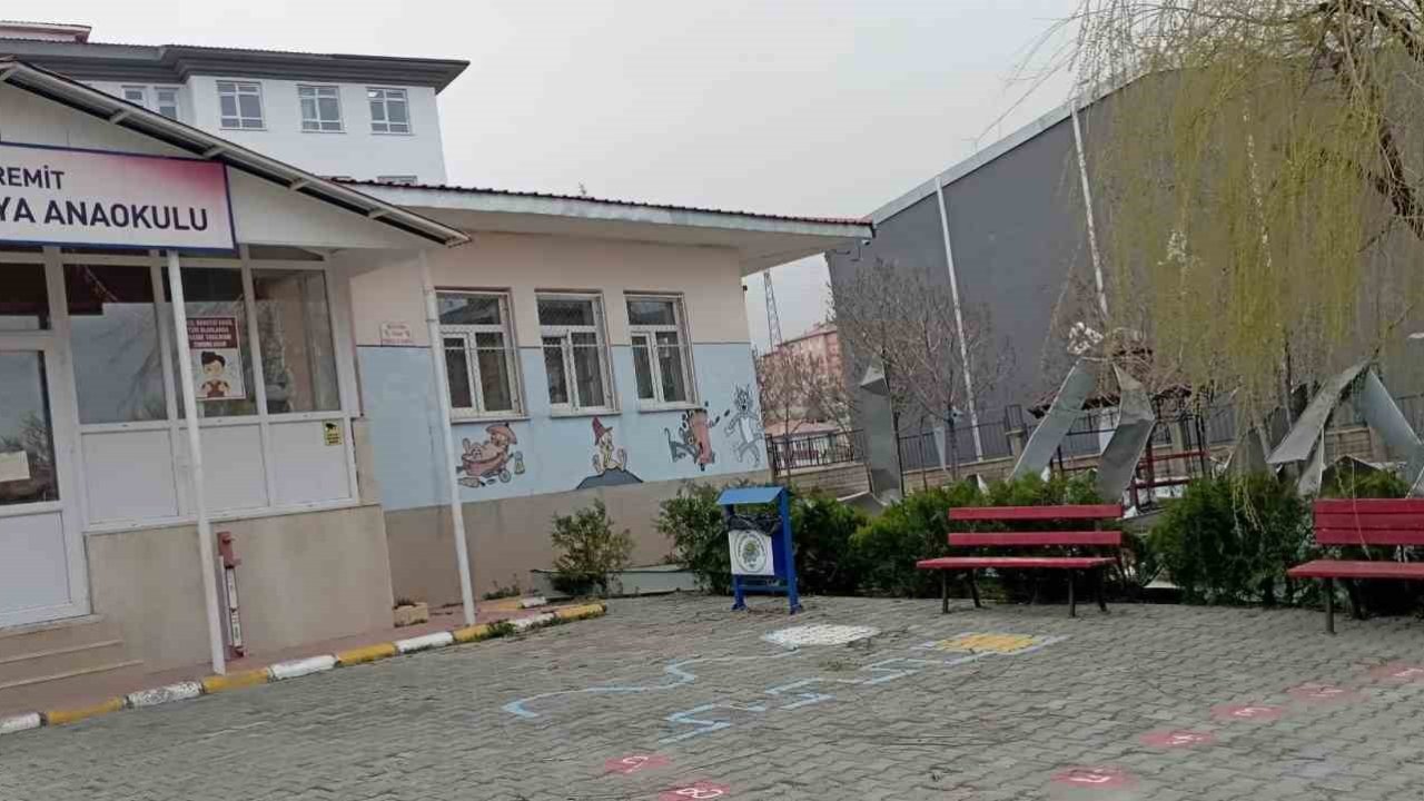Van’da fırtına çatıları uçurdu, ağaçları ve direkleri devirdi
