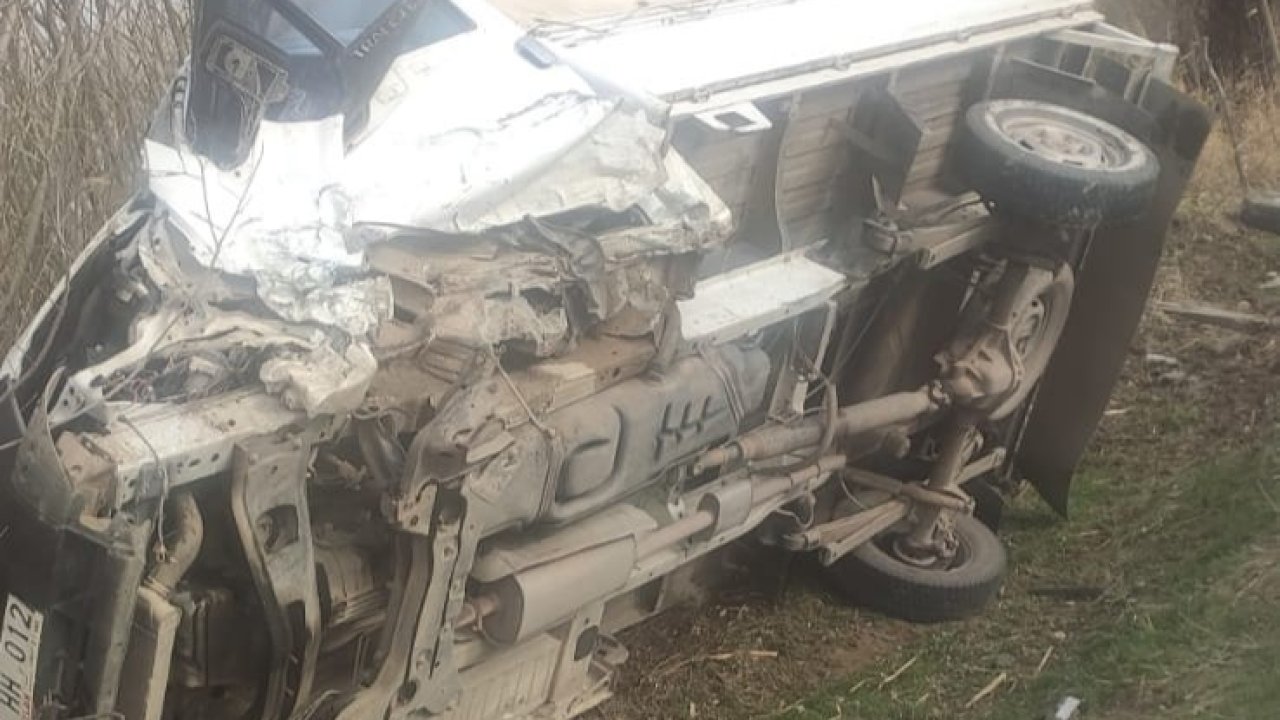Van’da kamyonet otomobille çarpıştı: 3 yaralı