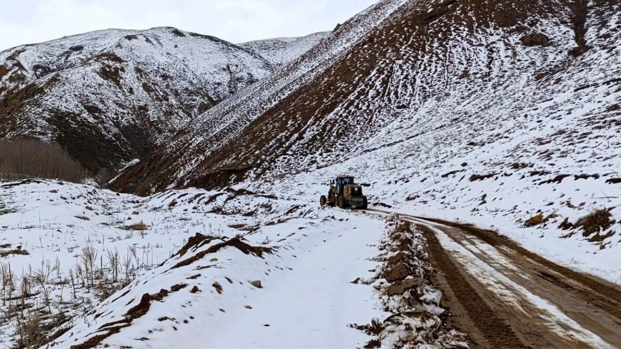 Van’da karla mücadele çalışması: 40 yol ulaşıma kapandı