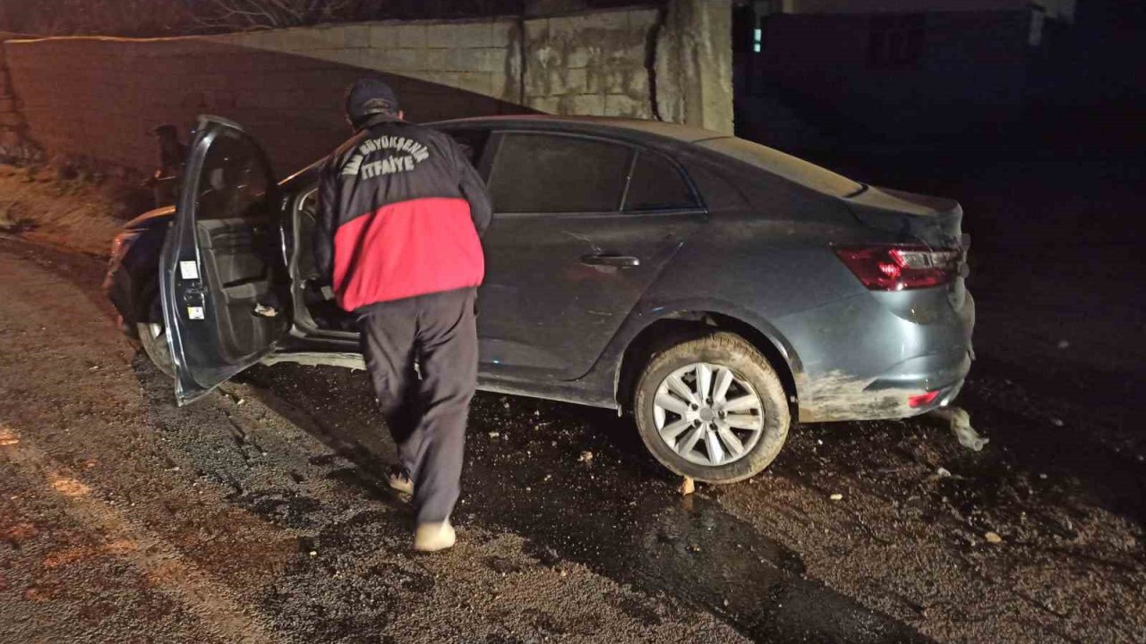 Van’da otomobil duvara çarptı: 3 yaralı