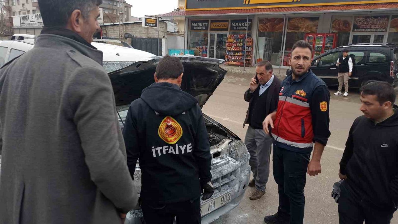 Van’da seyir halindeki aracın motoru yandı