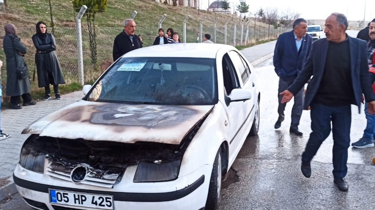 Van’da seyir halindeki otomobilin motoru yandı