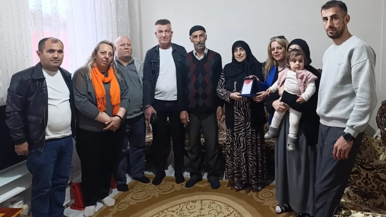 Vatan için evladını feda eden Lütfiye Tokyürek, yılın annesi seçildi