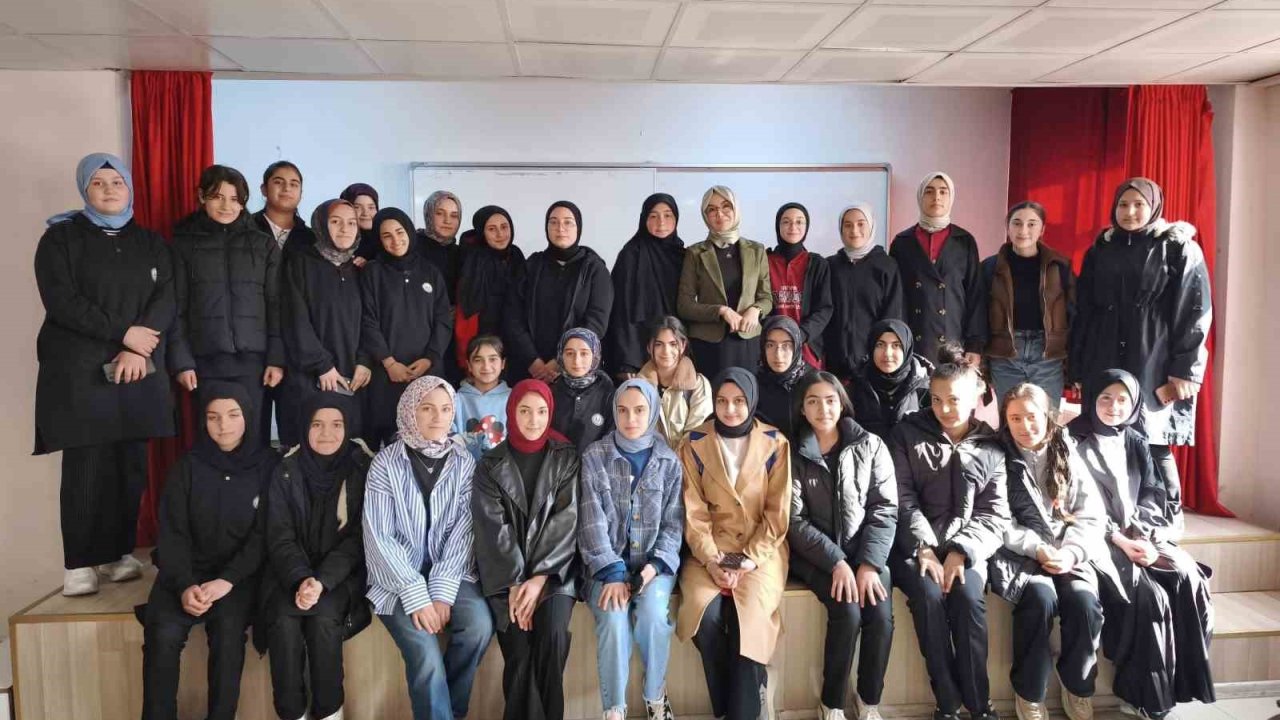 Yazar Hilal Demir, Tatvan’da öğrencilerle buluştu