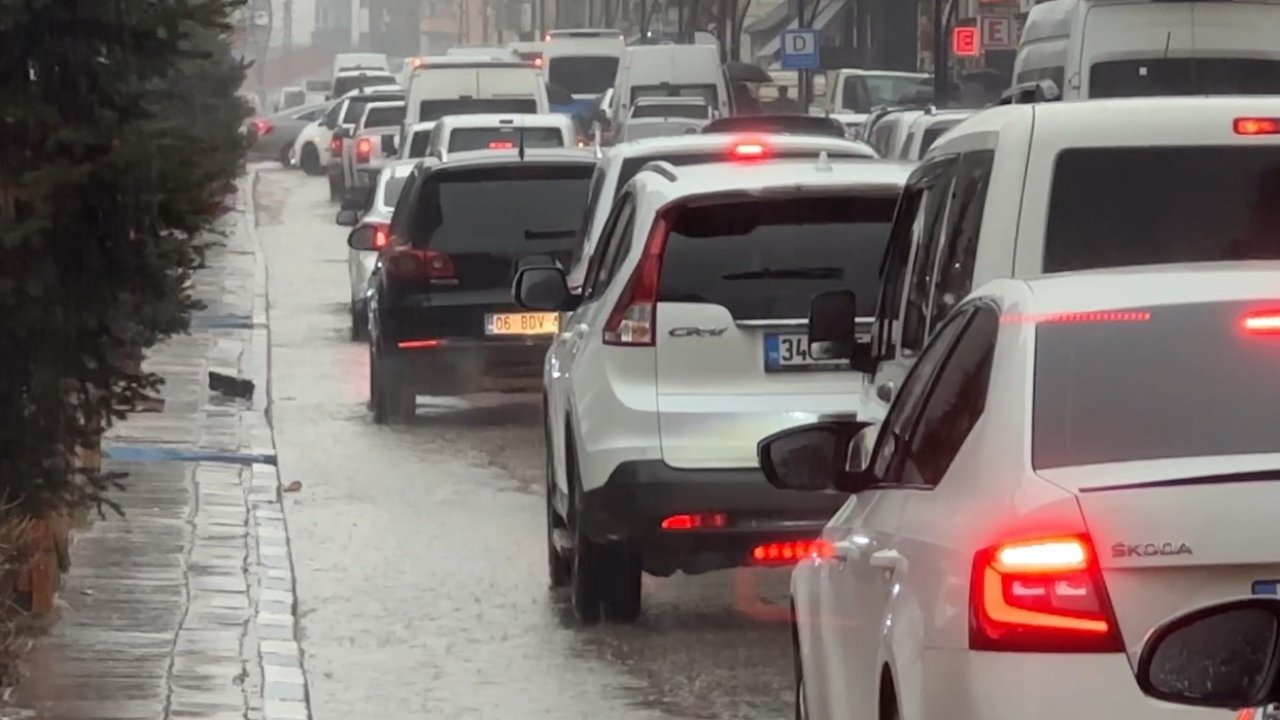 Yüksekova’da aniden bastıran sağanak caddeleri göle çevirdi