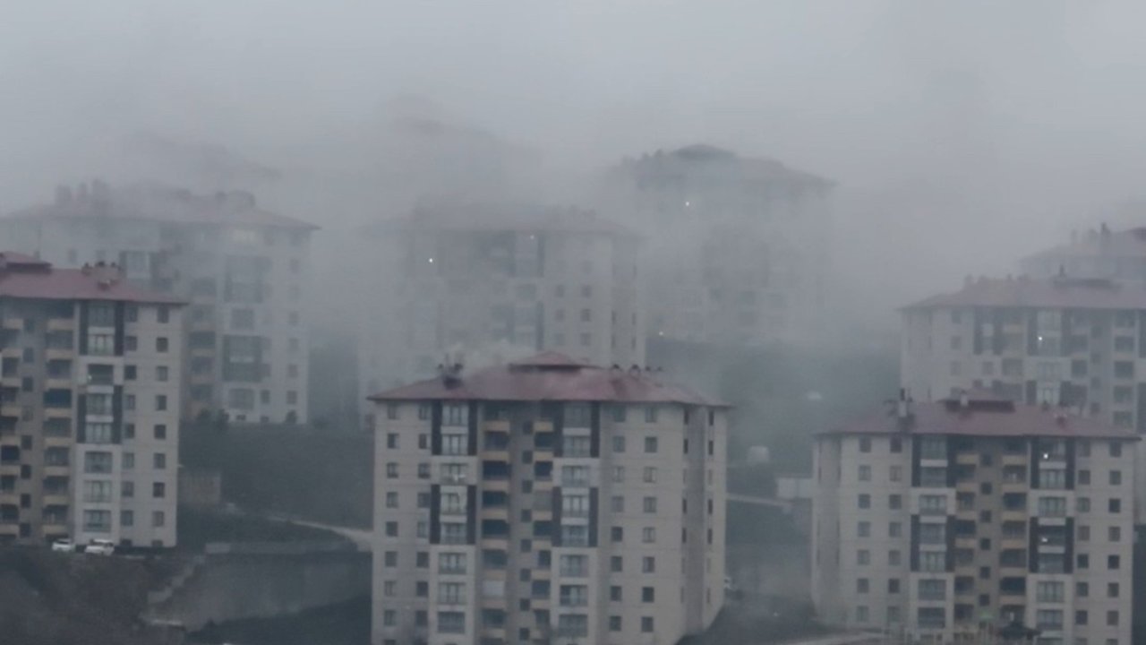 Yüksekova’da binaların üzerini kaplayan yağmur bulutları kamerada