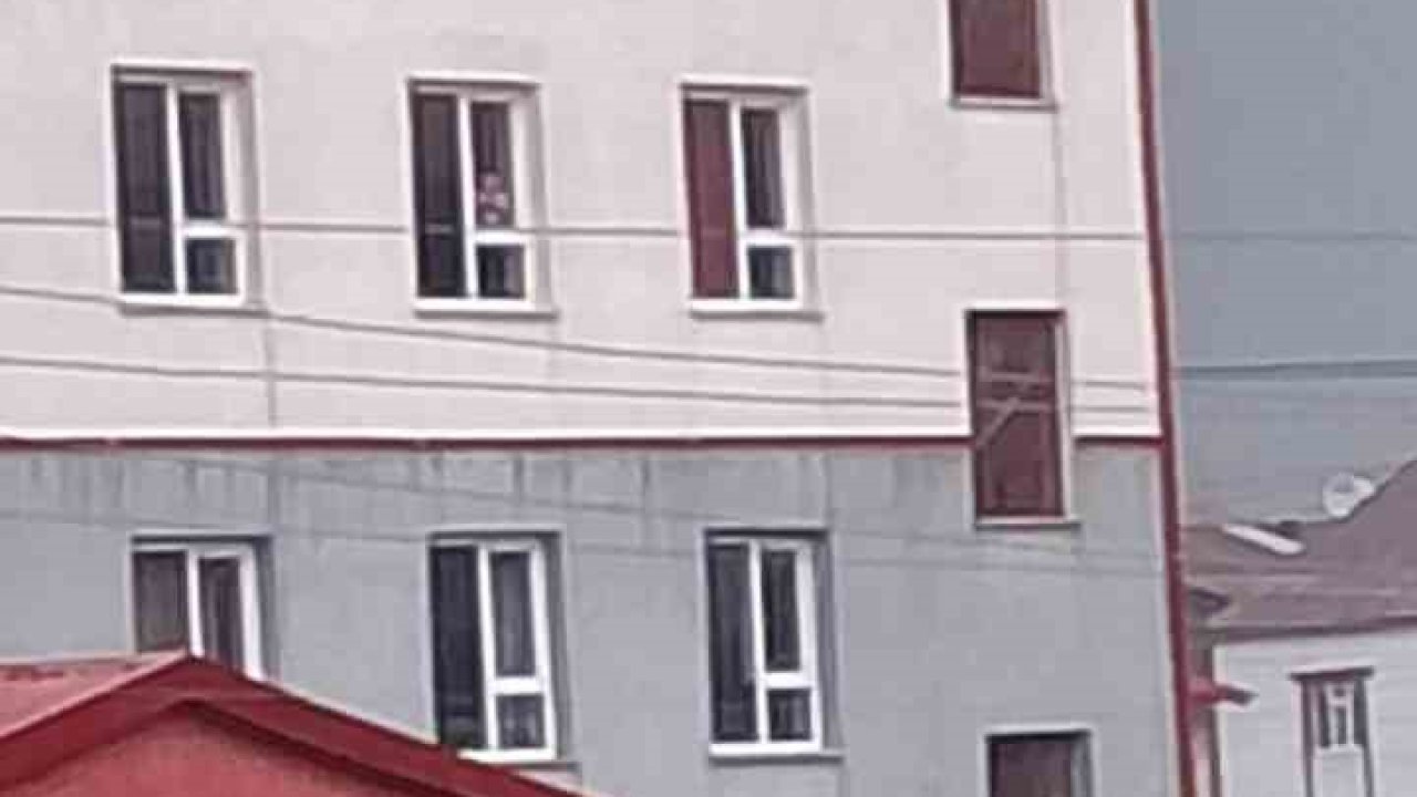 Yüksekova’da fırtına okulun çatısını uçurdu