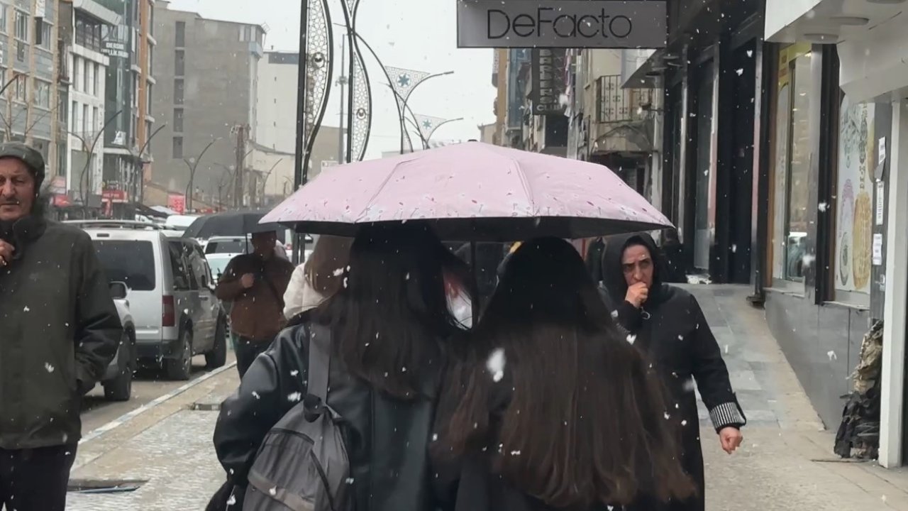 Yüksekova’da önce kar sonra yağmur etkili oldu