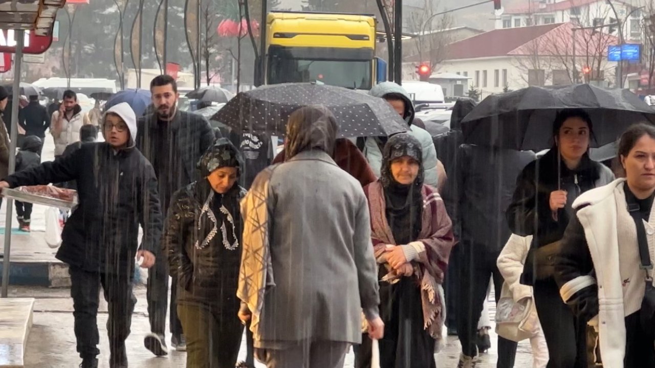 Yüksekova’da sağanak yağış etkili oldu
