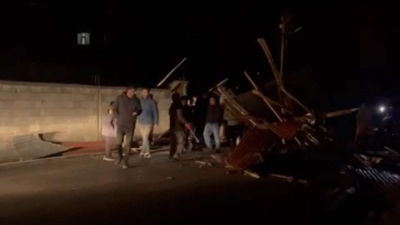 Yüksekova’da şiddetli fırtına: Çatılar uçtu, üzerine beton parçası düşen araç hasar gördü