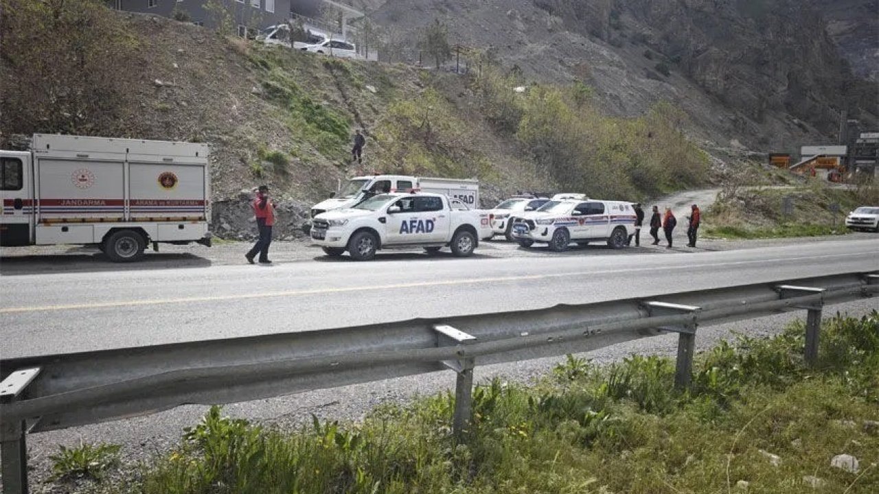 Zap Suyu’nun debisi yükselince mahsur kalan 4 kişi kurtarıldı