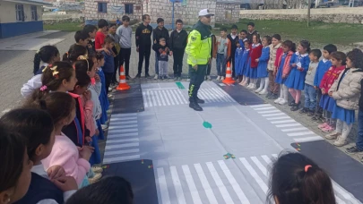 Öğrenciler trafik bandanası üzerinde eğlenerek öğrendi