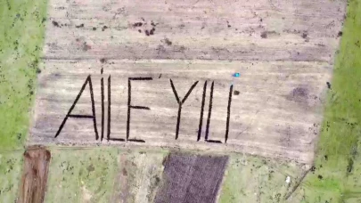 Tarlasına "Aile Yılı" yazan çiftçi konuya dikkat çekti