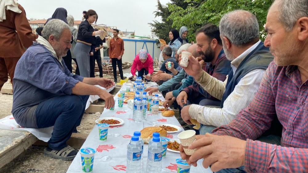 Öğrenciler işçilere sofra hazırladı