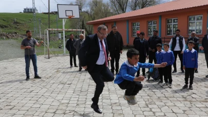 Vali Ziya Polat çocukların oyunlarına eşlik etti
