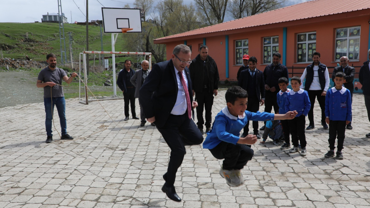 Vali Ziya Polat çocukların oyunlarına eşlik etti