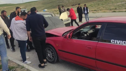 Van’da iki otomobil kafa kafaya çarpıştı: 1 yaralı