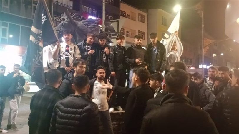 Beşiktaş taraftarları Fenerbahçe galibiyetini kutladı