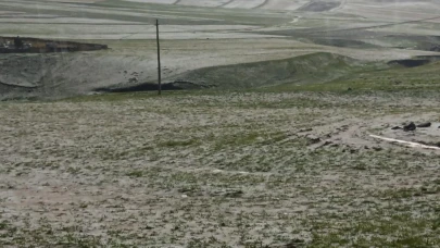 Kars'ta dolu yağışı tarım arazilerini  beyaza bürüdü