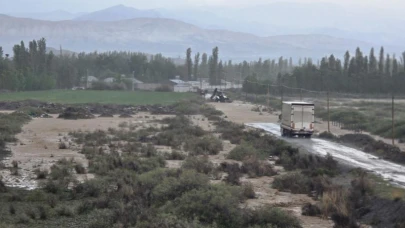 Iğdır’da sel ulaşımı aksattı