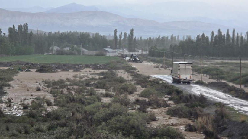 Iğdır’da sel ulaşımı aksattı