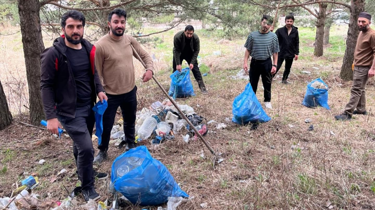 Sarıkamış’ta din gönüllüleri çevre temizliği yaptı