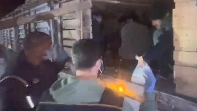 Tırın kasasından 42 düzensiz göçmen çıktı