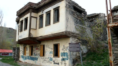 Ahmet Tevfik Paşa Konağı yıllara direnmeye çalışıyor