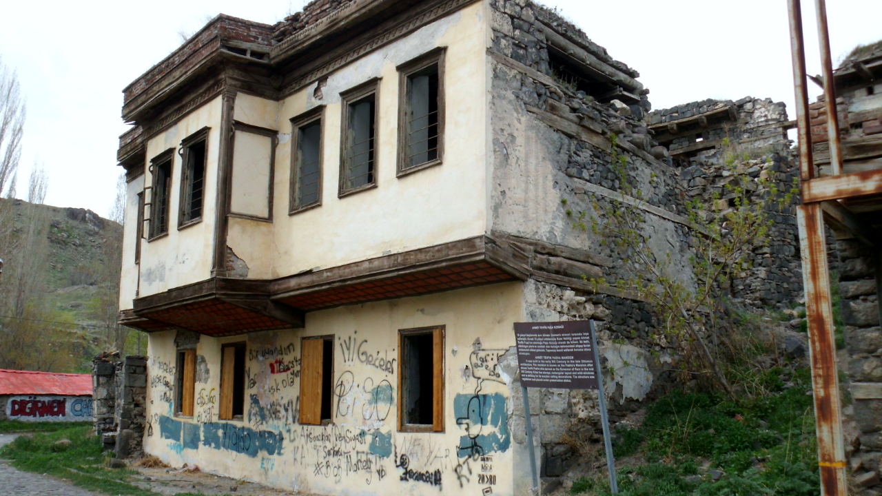Ahmet Tevfik Paşa Konağı yıllara direnmeye çalışıyor