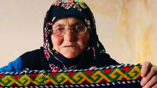 Seher nine gelinlik çağında ördüğü yastık örtülerini sevgiyle saklıyor