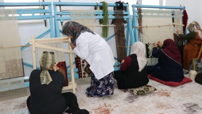 Kilimler titizlikle işleniyor