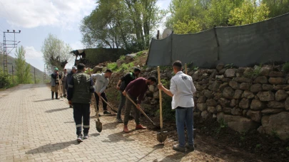 Köy ortak alanları el birliğiyle temizlendi
